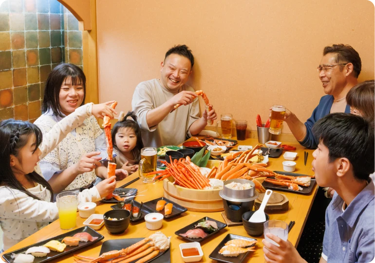 家族で食卓を囲む様子